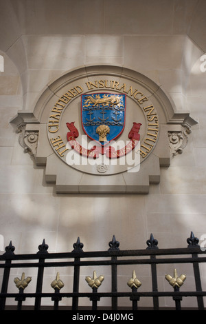 La crête de la Chartered Insurance Institute sur Aldermanbury Street dans la ville de Londres. La CII est le leader mondial de l'organisation professionnelle pour l'assurance et des services financiers à la City de Londres, le quartier financier de la capitale, également connu sous le nom de Square Mile. L'institut a 102 000 membres s'engagent à maintenir les normes les plus élevées de compétence technique et d'éthique. Sous la crête qui inclut la représentation de maïs ou de blé et les ancres des bateaux sont l'Amérique moto Consilium Scientia qui signifie "l'avocat et de la connaissance". Banque D'Images