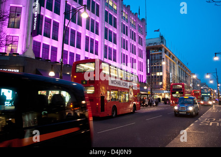 Le trafic sur la rue Oxford, au crépuscule, London UK Banque D'Images