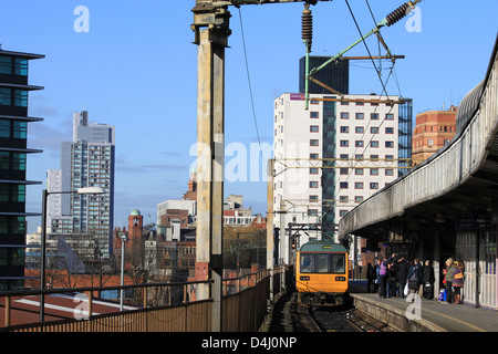 Vue de la stimulation de quitter la plate-forme par 14 à la gare Manchester Piccadilly avec un train à Salford Crescent. Banque D'Images