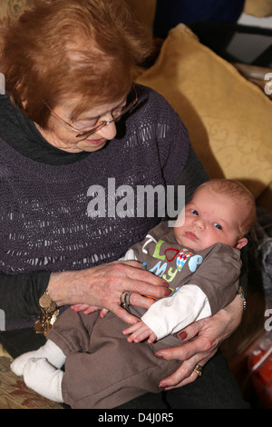 Grand-mère Holding 3 semaine Baby Boy Angleterre Banque D'Images