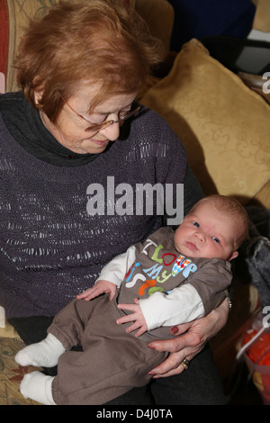 Grand-mère Holding 3 semaine Baby Boy Angleterre Banque D'Images