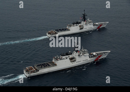 Le Cutter de la Garde côtière Waesche (WMSL-751) est un Cutter de classe Legend en service avec la Garde côtière américaine. Il est équipé de systèmes avancés pour les opérations de maintien de l'ordre, de recherche et sauvetage et de défense, en particulier dans les environnements maritimes. Banque D'Images