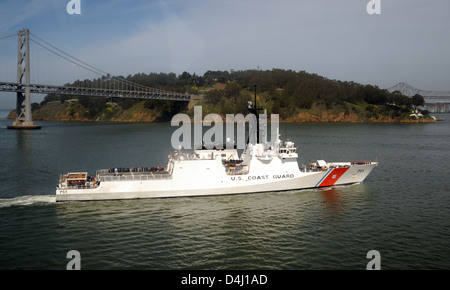 Le Cutter de la Garde côtière Waesche (WMSL-751) est un Cutter de la sécurité nationale, construit pour effectuer diverses missions, y compris l'application de la loi, la recherche et le sauvetage, et la défense de la patrie. Il fait partie de la flotte de coupeuses à haute endurance de la Garde côtière américaine. Banque D'Images