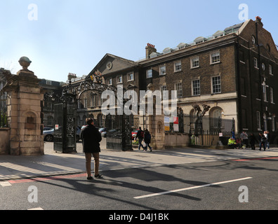 Londres Angleterre Guy's Hospital Armoiries En haut d'une porte en fer forgé à l'entrée Banque D'Images