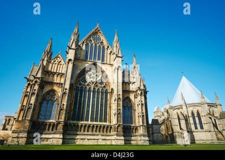 East Front de la cathédrale de Lincoln, la salle capitulaire est à gauche Minster Yard Lincoln Lincolnshire en Angleterre Banque D'Images