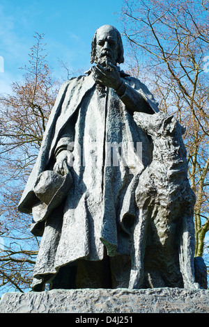 Tennyson statue par George Frederic Watts l'extérieur de la cathédrale Lincoln Lincolnshire en Angleterre Banque D'Images