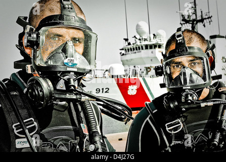 Les plongeurs de la Garde côtière Adonis Kazouris, Jason Bjornberg et Robert Foucha ont participé à un concours photo mettant en valeur leur expertise sous-marine. Le concours met en lumière les compétences et le dévouement du personnel de la Garde côtière dans diverses opérations nautiques. Banque D'Images