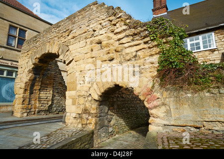 Newport Arch reste d'un 3ème siècle porte romaine Bailgate Lincoln Lincolnshire en Angleterre Banque D'Images