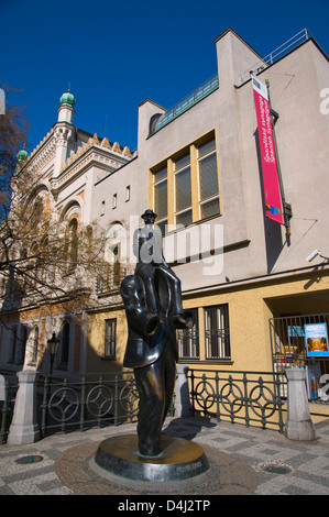 Statue de Kafka par Jaroslav Rona près de Synagogue Espagnole (1893) le Quartier Juif Josefov Prague République Tchèque Europe Banque D'Images