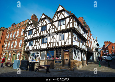 Maison à colombages Leigh-Pemberton un Tudor house est maintenant le Centre d'informations touristiques, Castle Hill Lincoln Lincolnshire en Angleterre Banque D'Images