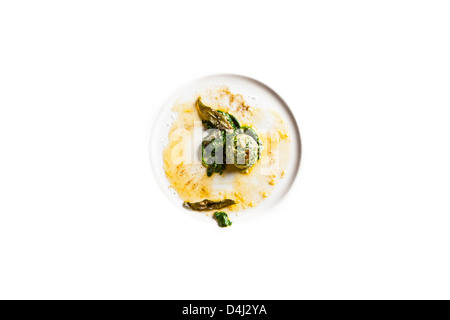 La ricotta et Verts amers Gnochi servi sur un lit d'épinards cuits au beurre brun et surmontée de Sage et frites Banque D'Images