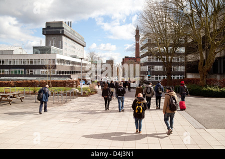 Birmingham University campus, les étudiants de la marche, Edgbaston, Birmingham, UK Campus Banque D'Images