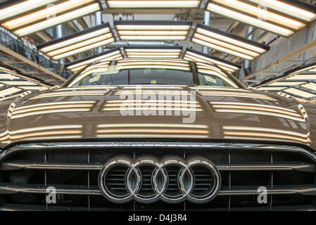 Une Audi A3 se trouve à la fin de la ligne de production à Ingolstadt, Allemagne, le 11 mars 2013. Photo : Armin Weigel Banque D'Images