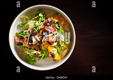 Les Pois frais et salade de crabe à l'orange et le pamplemousse préparé par Rob Ruban, Chef exécutif de la traverse à New York, NY. Banque D'Images