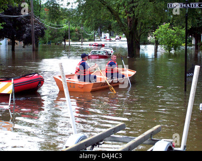 Le personnel de la Garde côtière a réagi à l'inondation de 100 ans à Chicago, fournissant des opérations vitales de recherche et de sauvetage et aidant à la gestion des inondations dans la ville pendant l'urgence. Banque D'Images