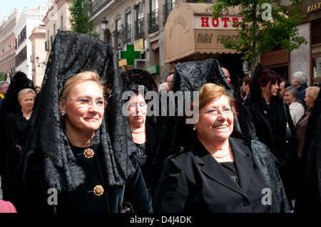 Les femmes mûres portant mantille espagnole typique. Semaine sainte procession, Madrid, Espagne. Banque D'Images