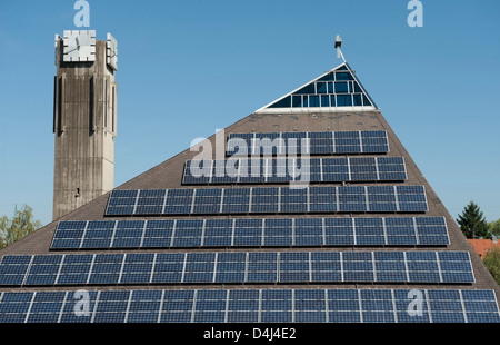 Freiburg, Allemagne, toit solaire de Saint Pierre et Paul dans le quartier de St Georgen Banque D'Images