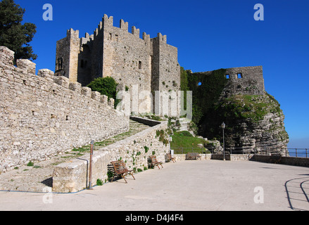 Erice, utilisé pour l'habitude d'être l'une des plus vastes communes de la Sicile. Le château normand a été construit par les Normands au 11ème siècle. Banque D'Images