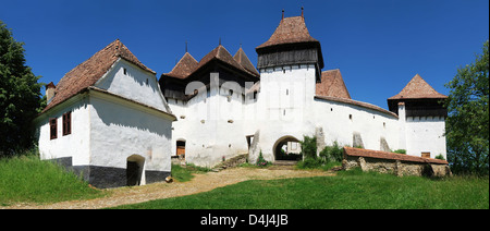 Le village de Viscri est surtout connu pour son église fortifiée, très à l'origine construite autour de 1100 AD. La Transylvanie, Roumanie Banque D'Images