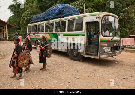 Les femmes Akha saluant un bus longue distance en route vers Phongsaly, Laos Banque D'Images