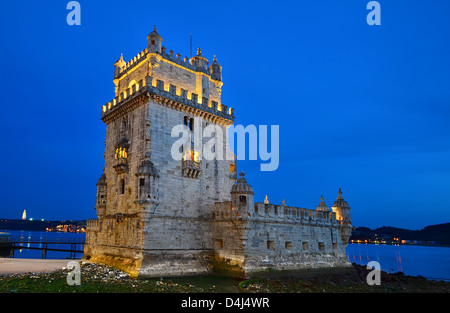 La Tour de Belém (Torre de Belem) est une tour médiévale fortifiée située à l'embouchure du Tage à Lisbonne, Portugal. Banque D'Images