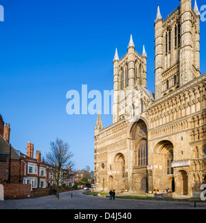 Avant de l'ouest de la cathédrale de Lincoln dans la vieille ville historique, Lincoln, Lincolnshire, East Midlands, Royaume-Uni Banque D'Images