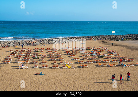 Plage en face du Paseo Costa Canaria promenade en bord de mer Playa del Ingles resort Gran Canaria island les Îles Canaries Espagne Banque D'Images