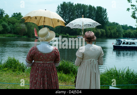 Thames boat show Beale Park, Reading, Angleterre, juin 2010. Dames en costume d'observer les activités à l'exposition. Banque D'Images