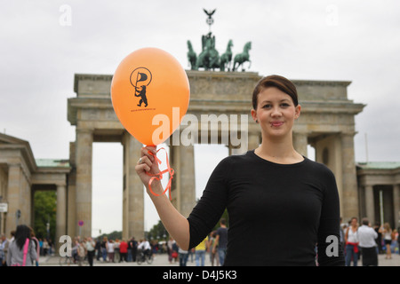 Berlin, Allemagne, une femme avec un ballon du Parti Pirate de Berlin Banque D'Images