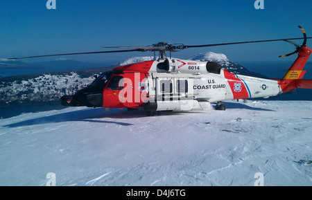 Cette image montre la station aérienne de la Garde côtière américaine Kodiak et l'équipe d'aides à la navigation (ANT) Kodiak travaillant à Whale Island. Située en Alaska, la station fournit un soutien aérien pour la recherche et le sauvetage, la sécurité maritime et l'application de la loi dans la région. Le rôle de l'équipe est de maintenir les aides à la navigation dans la région, assurant la sécurité des opérations maritimes dans les eaux entourant la côte de l'Alaska. Banque D'Images