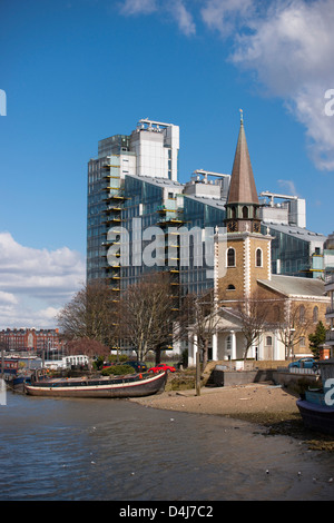 L'église St Mary et construction Montevetro dans Battersea London United Kingdom Banque D'Images