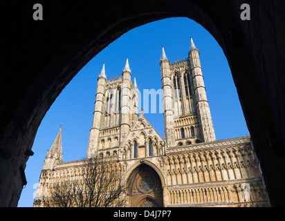 Avant de l'ouest de la cathédrale de Lincoln dans la vieille ville historique, Lincoln, Lincolnshire, East Midlands, Royaume-Uni Banque D'Images