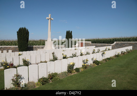 Le cimetière de Queens, en face de Sheffield Memorial Park, près de Puisieux, France avec Mark Copse à gauche. Banque D'Images