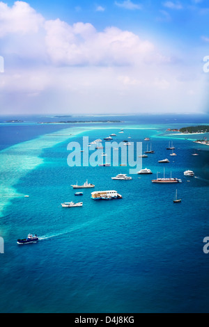 Photo de paysage des navires dans l'océan près de plage dans les Maldives Island Banque D'Images