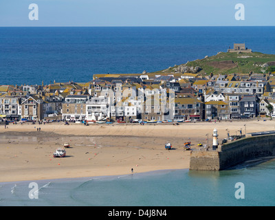 La ville balnéaire de St Ives Harbour Beach et de la jetée à Cornwall UK. Banque D'Images