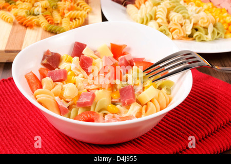 Salade de macaroni dans la tasse blanche Banque D'Images