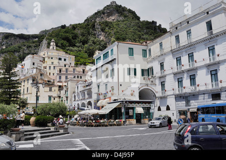 Le front de mer près de Piazza Buonarroti à Amalfi, Italie. Banque D'Images