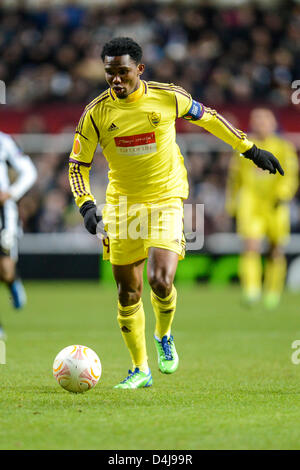 14.03.2013 Newcastle, Angleterre. L'Anzhi Makhachkala Samuel Eto'o (capitaine) en action lors de l'Europa League match entre Newcastle et l'Anzhi Makhachkala de St James Park. Banque D'Images