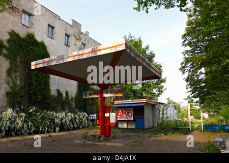 Négligé dans les stations-services et bâtiment visé dans les plantes à Lodz, Pologne. Banque D'Images