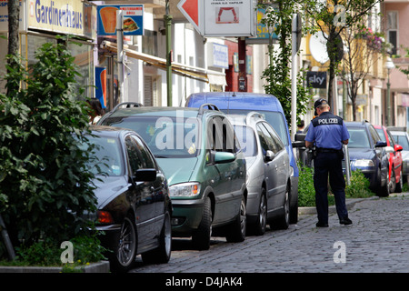 Berlin, Allemagne, agent de police écrit un traffic ticket Banque D'Images
