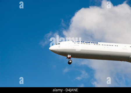 Avion de Lufthansa Airbus A340 - 600 approche de l'Aéroport International de Vancouver Banque D'Images