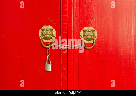 Photo gros plan de chinois traditionnel avec serrures portes rouges Banque D'Images