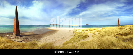 Vue panoramique de balises de navigation sur Point de Ruse, Ross Sands, Northumberland Banque D'Images