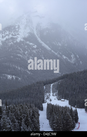 Pistes de neige et montagnes à Norqay Ski Resort dans le parc national Banff en Alberta Banque D'Images