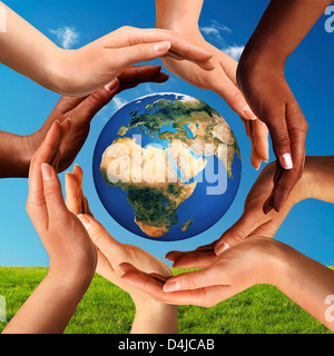 La paix et la diversité culturelle conceptuel symbole d'un cercle multiracial mains ensemble autour du monde la terre globe Banque D'Images