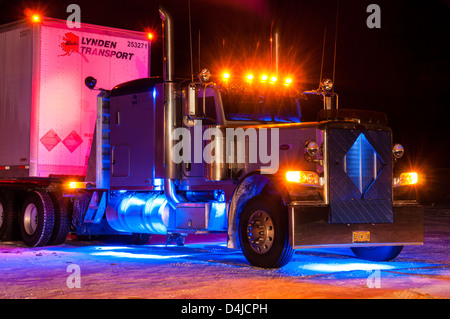 Camions garés à nuit à l'extérieur de l'arrêt de camion cafe,Dalton Highway, route de transport Coldfoot, en Alaska. Banque D'Images