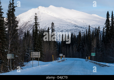 En regardant vers le sud sur le versant nord de l'Autoroute, Dalton Haul Road, Coldfoot, en Alaska. Banque D'Images