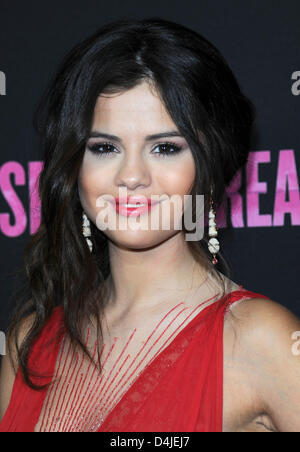 Los Angeles, Californie, USA. 14 mars 2013. Selena Gomez arrive à la première du film 'Spring Breakers' pour le cinéma Arclight à Hollywood. Credit : Sydney Alford / Alamy Live News Banque D'Images