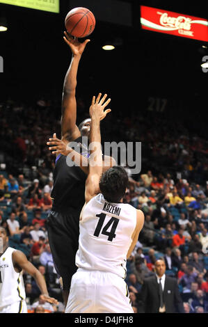 14 mars 2013 Las Vegas, NV.Washington Huskies avant Shawn Kemp, Jr. # 40 tire le ballon au-dessus de l'Oregon Ducks avant Arsalan Kazemi # 14 en action dans la seconde moitié au cours de la jeu de basket-ball universitaire entre les canards de l'Oregon et le Washington Huskies au cours de la Pac-12 tournoi au MGM Grand Arena Center à Las Vegas, Nevada..L'Oregon Ducks vaincre les Huskies de Washington 80-77 en prolongation..Louis Lopez/CSM Banque D'Images