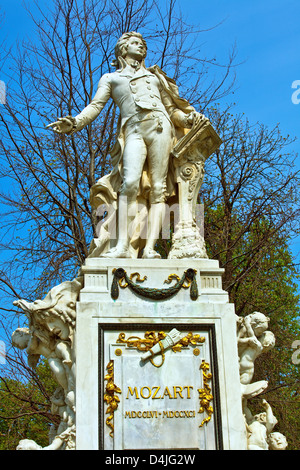 Monument de Mozart par Viktor Tilgner dans le Burggarten, Vienne. Banque D'Images